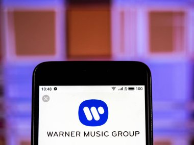 Kiev, Ukrayna - Jan 14, 2019: Warner Music Group şirket logosu akıllı telefon görüntülenen gördüm.