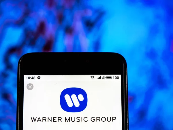 เครน มกราคม 2019 โลโก Warner Music Group ปรากฏบนสมาร ทโฟน — ภาพถ่ายสต็อก