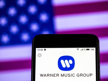 Kiev, Ukrayna - Jan 14, 2019: Warner Music Group şirket logosu akıllı telefon görüntülenen gördüm.
