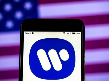 Kiev, Ukrayna - Jan 14, 2019: Warner Music Group şirket logosu akıllı telefon görüntülenen gördüm.