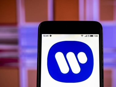 Kiev, Ukrayna - Jan 14, 2019: Warner Music Group şirket logosu akıllı telefon görüntülenen gördüm.