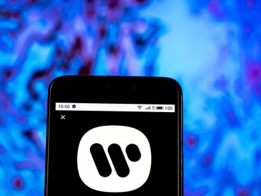 Kiev, Ukrayna - Jan 14, 2019: Warner Music Group şirket logosu akıllı telefon görüntülenen gördüm.
