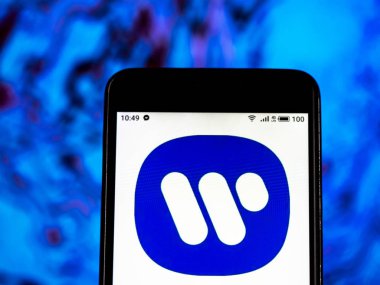 Kiev, Ukrayna - Jan 14, 2019: Warner Music Group şirket logosu akıllı telefon görüntülenen gördüm.