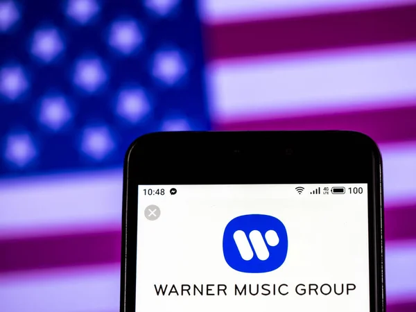 เครน มกราคม 2019 โลโก Warner Music Group ปรากฏบนสมาร ทโฟน — ภาพถ่ายสต็อก