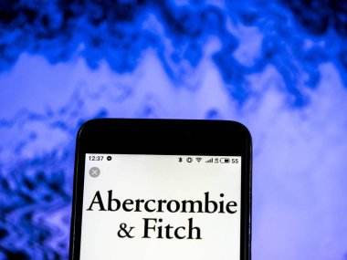 Kiev, Ukrayna - 16 Ocak 2019: Abercrombie & Fitch Retail şirket logosu akıllı telefonda görüntülendi