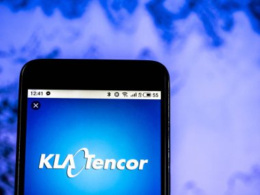 Kiev, Ukrayna - 16 Ocak 2019: lkla-Tencor Semiconductor üretim companyogo akıllı telefonda görüntülenen görüldü