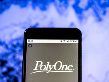Kiev, Ukrayna - 16 Ocak 2019: Polyone Corporation Plastik malzeme ve reçine üretim şirketi logosu akıllı telefonda görüntülendi görüldü