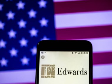 Kiev, Ukrayna - 16 Ocak 2019: Edwards Lifesciences Tıbbi cihaz şirket logosu akıllı telefonda görüntülendi görüldü