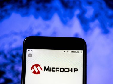 Kiev, Ukrayna - 16 Ocak 2019: Microchip Technology Inc. logosu akıllı telefonda görüntülendi