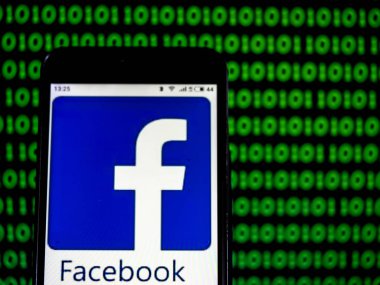 Kiev, Ukrayna - 16 Ocak 2019: Facebook, Inc görülen sosyal ağ şirket logosu görüntülenen akıllı telefon