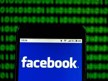 Kiev, Ukrayna - 16 Ocak 2019: Facebook, Inc görülen sosyal ağ şirket logosu görüntülenen akıllı telefon