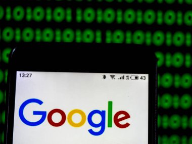 Kiev, Ukrayna - 16 Ocak 2019: Google teknolojisi şirket logosu akıllı telefon görüntülenen gördüm