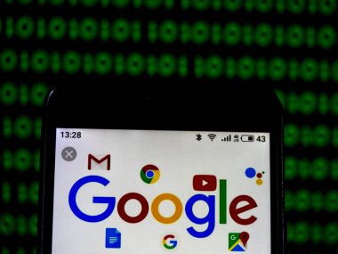 Kiev, Ukrayna - 16 Ocak 2019: Google teknolojisi şirket logosu akıllı telefon görüntülenen gördüm
