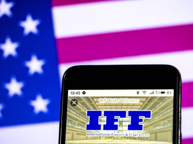 Kiev, Ukrayna - 17 Ocak 2019: International Flavors & Fragrances, Inc. Company logosu akıllı telefonda görüntülendi