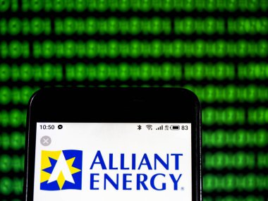 Kiev, Ukrayna - 17 Ocak 2019: Alliant enerji genel yarar şirket logosu akıllı telefon görüntülenen gördüm