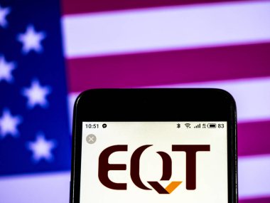 Kiev, Ukrayna - 17 Ocak 2019: Eqt şirket logosu akıllı telefon görüntülenen gördüm