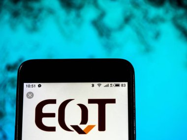 Kiev, Ukrayna - 17 Ocak 2019: Eqt şirket logosu akıllı telefon görüntülenen gördüm