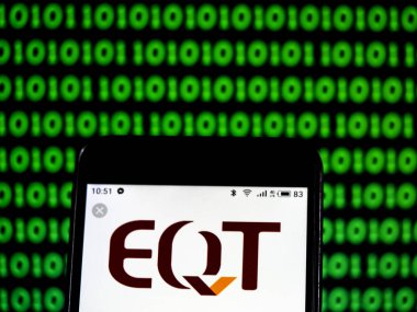 Kiev, Ukrayna - 17 Ocak 2019: Eqt şirket logosu akıllı telefon görüntülenen gördüm