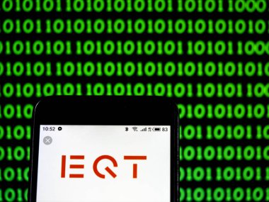 Kiev, Ukrayna - 17 Ocak 2019: Eqt ortakları özel sermaye şirket logosu akıllı telefon görüntülenen gördüm