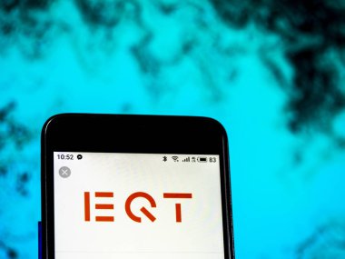 Kiev, Ukrayna - 17 Ocak 2019: Eqt ortakları özel sermaye şirket logosu akıllı telefon görüntülenen gördüm