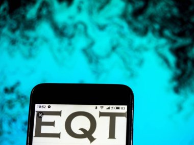 Kiev, Ukrayna - 17 Ocak 2019: Eqt ortakları özel sermaye şirket logosu akıllı telefon görüntülenen gördüm