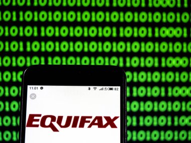 Kiev, Ukrayna - 17 Ocak 2019: Equifax tüketici ajansı şirket logosu raporlama akıllı telefon görüntülenen gördüm