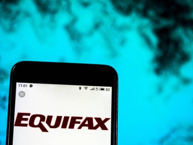 Kiev, Ukrayna - 17 Ocak 2019: Equifax tüketici ajansı şirket logosu raporlama akıllı telefon görüntülenen gördüm