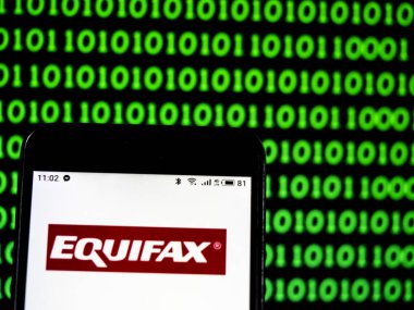 Kiev, Ukrayna - 17 Ocak 2019: Equifax tüketici ajansı şirket logosu raporlama akıllı telefon görüntülenen gördüm