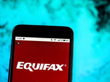 Kiev, Ukrayna - 17 Ocak 2019: Equifax tüketici ajansı şirket logosu raporlama akıllı telefon görüntülenen gördüm