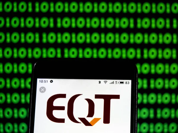 Kiev, Ukrayna - 17 Ocak 2019: Eqt şirket logosu akıllı telefon görüntülenen gördüm