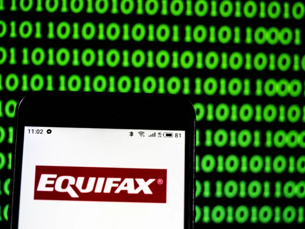 Kiev, Ukrayna - 17 Ocak 2019: Equifax tüketici ajansı şirket logosu raporlama akıllı telefon görüntülenen gördüm