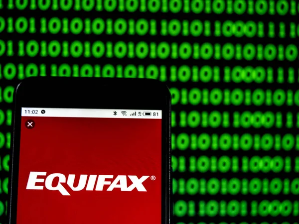 Kiev, Ukrayna - 17 Ocak 2019: Equifax tüketici ajansı şirket logosu raporlama akıllı telefon görüntülenen gördüm