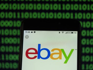 Kiev, Ukrayna - 17 Ocak 2019: ebay E-ticaret şirketi logosu akıllı telefonda görüntülendi görüldü