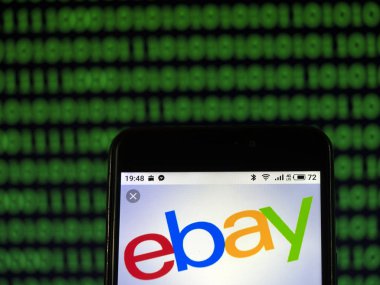 Kiev, Ukrayna - 17 Ocak 2019: ebay E-ticaret şirketi logosu akıllı telefonda görüntülendi görüldü