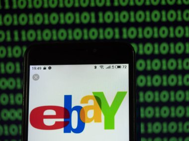 Kiev, Ukrayna - 17 Ocak 2019: ebay E-ticaret şirketi logosu akıllı telefonda görüntülendi görüldü
