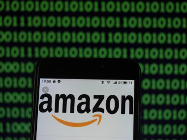 Kiev, Ukrayna - 17 Ocak 2019: Amazon.com E-ticaret şirketi logosu akıllı telefonda görüntülendi görüldü