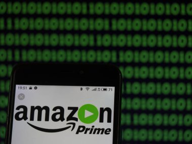 Kiev, Ukrayna - 17 Ocak 2019: Amazon.com E-ticaret şirketi logosu akıllı telefonda görüntülendi görüldü