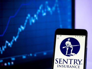 Kiev, Ukrayna - 18 Ocak 2019: Nöbetçi sigorta sigorta şirket logosu akıllı telefon görüntülenen gördüm