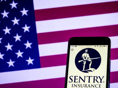 Kiev, Ukrayna - 18 Ocak 2019: Nöbetçi sigorta sigorta şirket logosu akıllı telefon görüntülenen gördüm