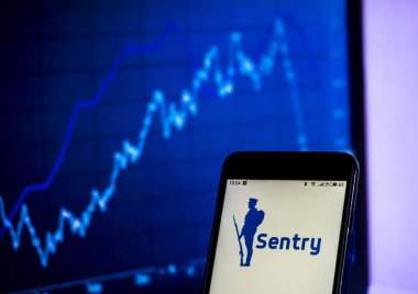 Kiev, Ukrayna - 18 Ocak 2019: Nöbetçi sigorta sigorta şirket logosu akıllı telefon görüntülenen gördüm