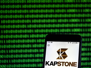 Kiev, Ukrayna - 18 Ocak 2019: Kapstone kağıt fabrikası şirket logosu akıllı telefon görüntülenen gördüm