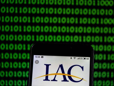 Kiev, Ukrayna - 18 Ocak 2019: YDK Holding Şirket logosu akıllı telefon görüntülenen gördüm