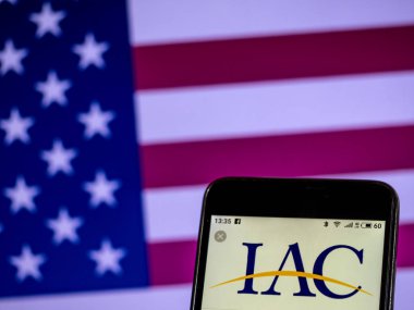 Kiev, Ukrayna - 18 Ocak 2019: YDK Holding Şirket logosu akıllı telefon görüntülenen gördüm