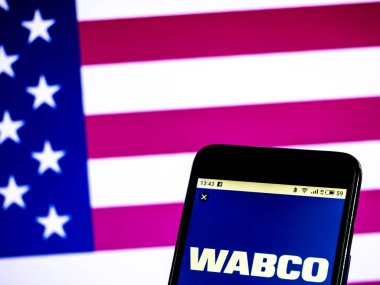 Kiev, Ukrayna - 18 Ocak 2019: Wabco araç kontrol sistemleri ticari şirket logosu akıllı telefon görüntülenen gördüm