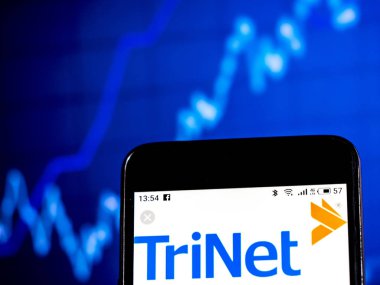 Kiev, Ukrayna - 18 Ocak 2019: Trinet bordro hizmetleri şirket logosu akıllı telefon görüntülenen gördüm