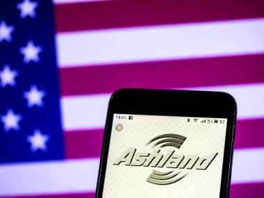 Kiev, Ukrayna - 18 Ocak 2019: Ashland A.ş. kimyasal şirket logosu akıllı telefon görüntülenen gördüm