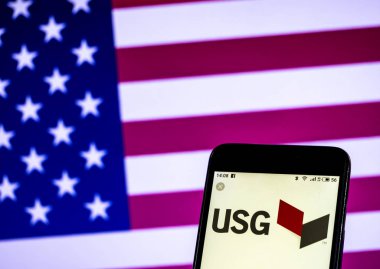 Kiev, Ukrayna - 18 Ocak 2019: Usg Corporation alçı ürün şirket logosu akıllı telefon görüntülenen gördüm