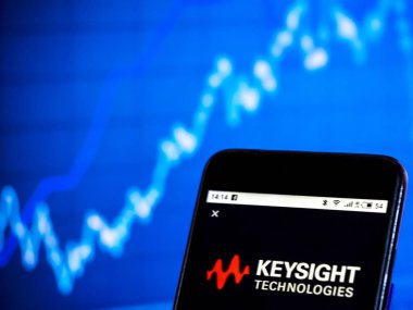 Kiev, Ukrayna - 18 Ocak 2019: Keysight Electronics şirket logosu akıllı telefonda görüntülendi