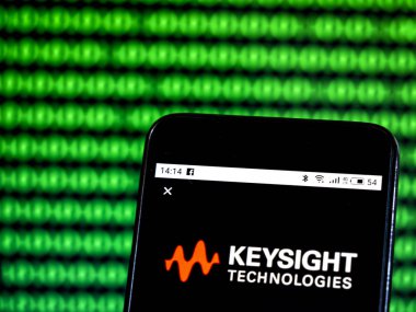 Kiev, Ukrayna - 18 Ocak 2019: Keysight Electronics şirket logosu akıllı telefonda görüntülendi