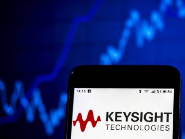 Kiev, Ukrayna - 18 Ocak 2019: Keysight Electronics şirket logosu akıllı telefonda görüntülendi
